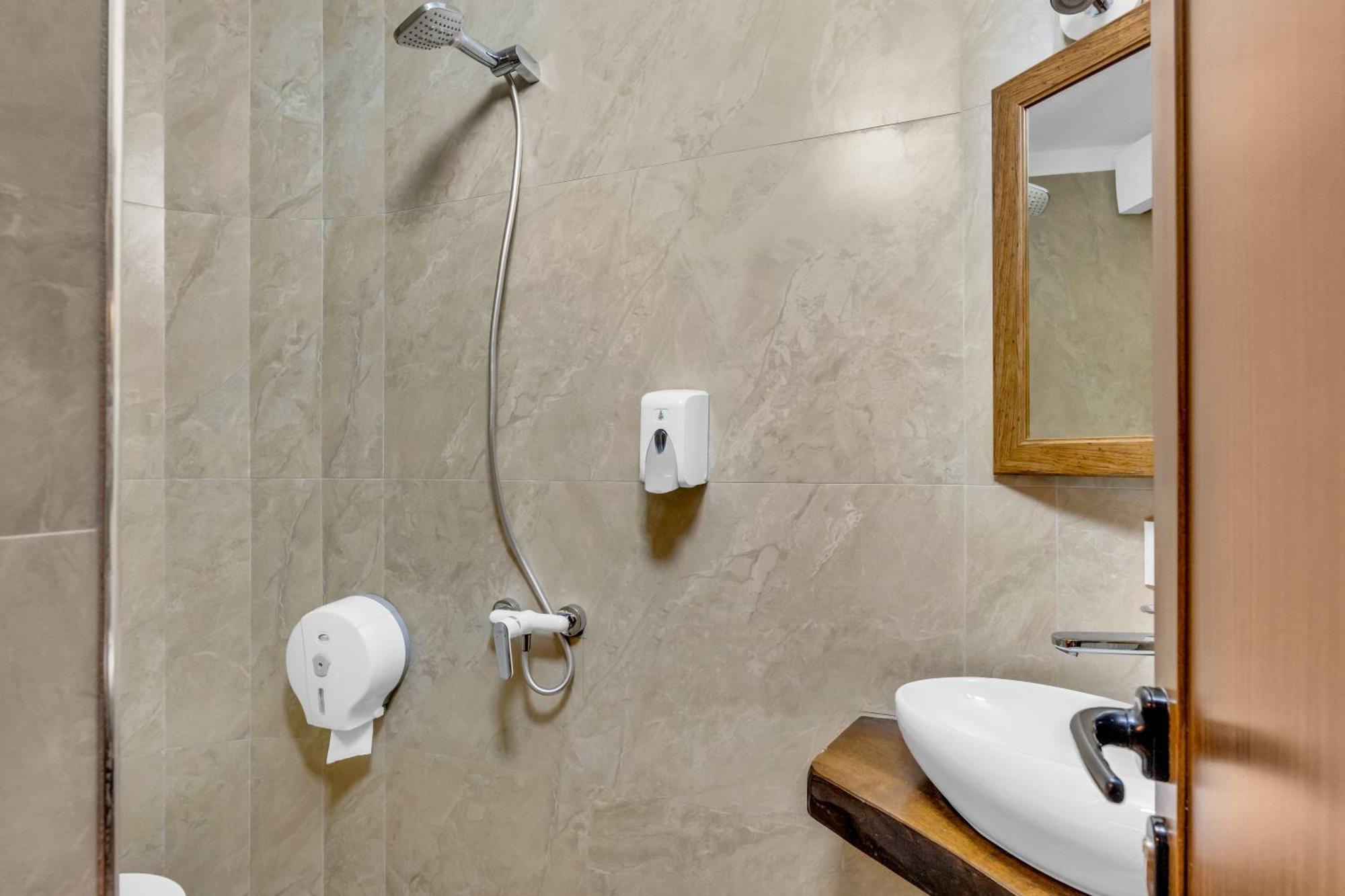 Hotel Bohem Berat Bagian luar foto