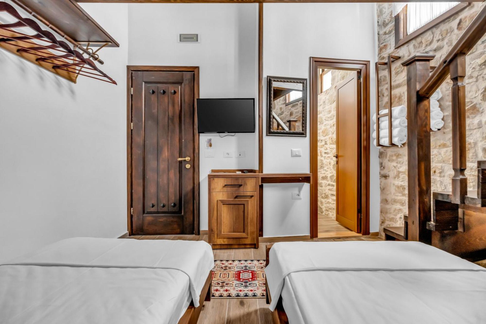 Hotel Bohem Berat Bagian luar foto