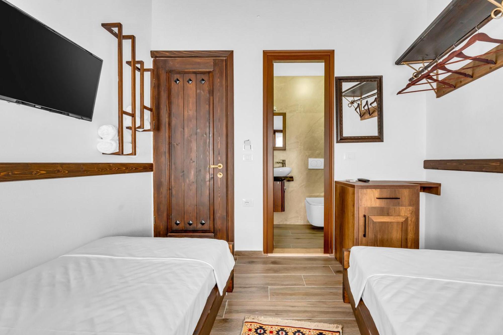 Hotel Bohem Berat Bagian luar foto