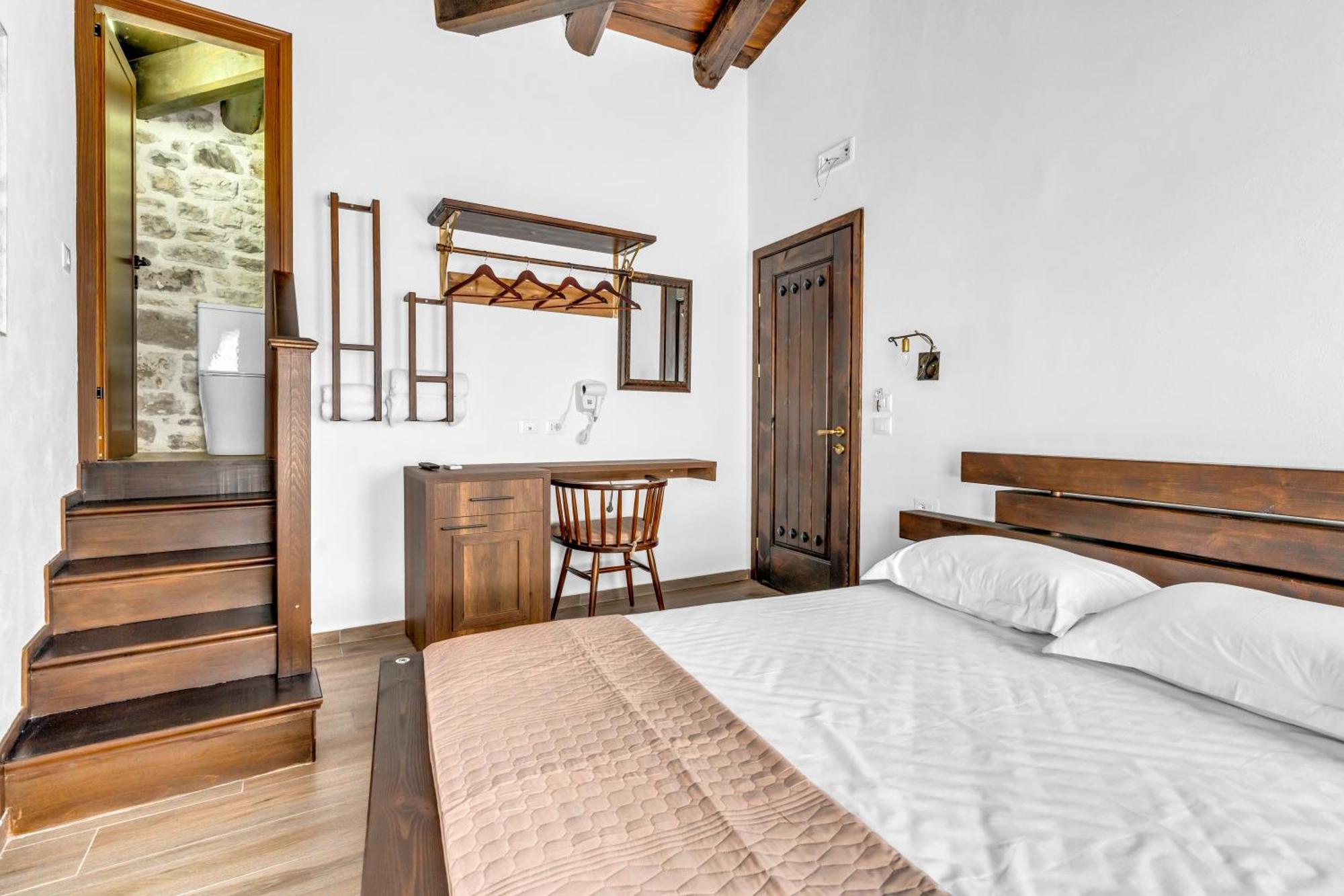 Hotel Bohem Berat Bagian luar foto
