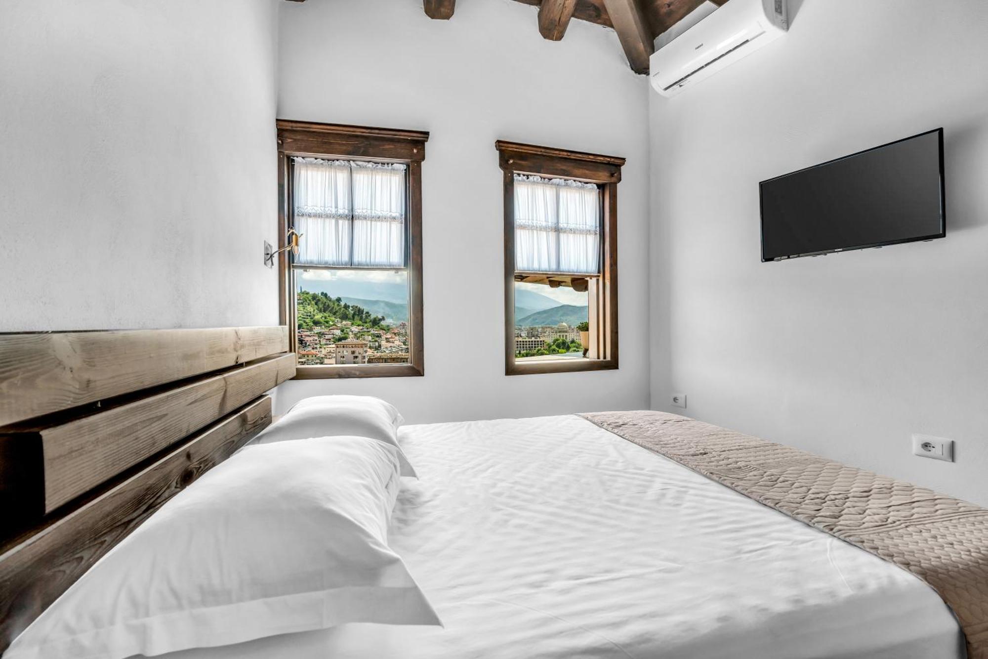 Hotel Bohem Berat Bagian luar foto
